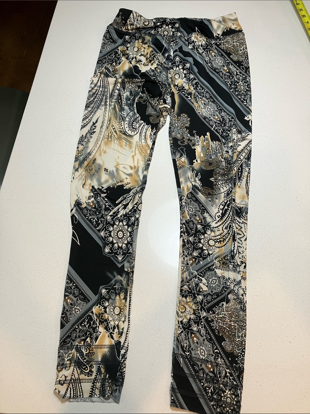 Kate & Mallory Black and Cream Paisley Print Leggings size Med